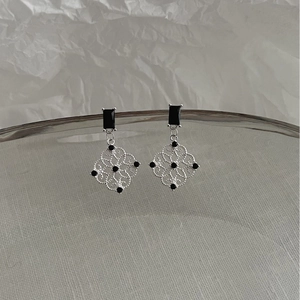 Silver hollow lace window pattern pearl earrings with black gemstones in luxury style