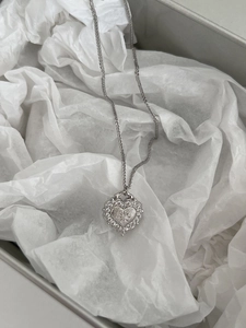 Dettaglio della collana a cuore in argento spazzolato con zirconi in una scatola