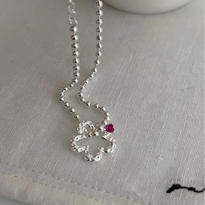 Bracciale in argento S925 con ciondolo a quadrifoglio e pietra di zircone a cuore rosso