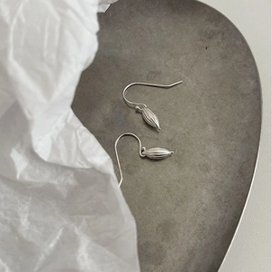 Minimalist S925 sterling silver shell drop earrings with elegant vertical textured finish