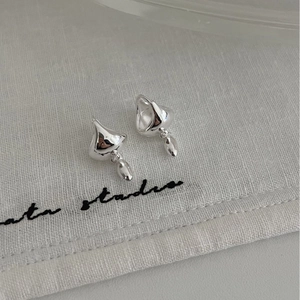 Elegant S925 sterling silver earrings with fluid geometric design and polished water droplets