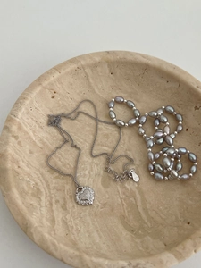 Dettaglio della collana cuore in argento S925 con pavé di diamanti e perle grigie fini