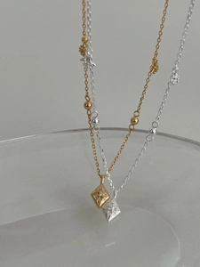 Vue détaillée des pendentifs étoile en argent sterling en finitions or et argent
