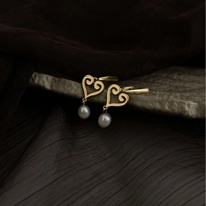Boucles d'oreilles cœur en argent S925 avec perles d'eau douce sur pierre grise