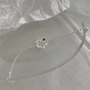 Bracciale a sfere in argento S925 con pendente a quadrifoglio e zircone a cuore rosso