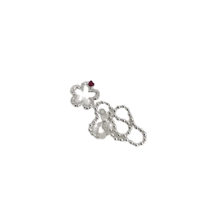 Elegante bracciale quadrifoglio in argento S925 con una vivace pietra di zircone rosso