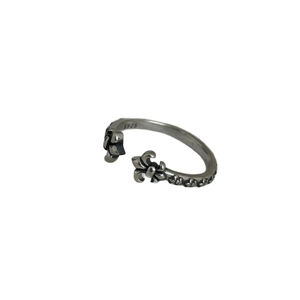 Vintage S925 sterling silver open ring with fleur-de-lis and floral relief patterns