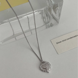 Elegante collana in argento 925 con pendente a cuore, incisione a stella e cristalli lucidi
