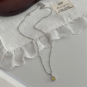 Collier en argent S925 avec pendentif en pierre jaune et halo de diamants brillants