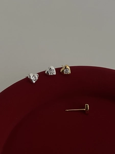 Détails de boucles d'oreilles cœur en argent et or avec pierres en zircone cubique