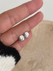 Vista dettagliata degli orecchini a lobo silver con smiley per riferimento misura