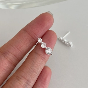 Minimalist S925 sterling silver stud earrings with three-stone gradient zircon arrangement