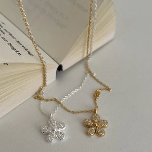 Exquisite 925 sterling silver flower necklace with zircon in gold and silver finishes