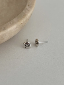 Dettaglio degli orecchini a lobo in argento S925 con design a faccina sorridente