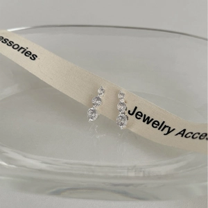 Minimalist S925 silver stud earrings with three graduated round zircons in a linear row