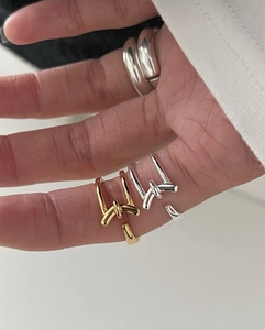 Macro detail of S925 silver knot ring featuring a minimalist balance bar U-shape design