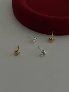 Vue macro de boucles d'oreilles cœur en argent 925 avec zircons en finition or et argent