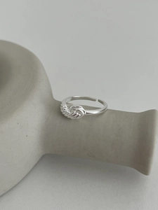 Détail de la texture de branche torsadée sur une bague ajustable en argent 925 massif