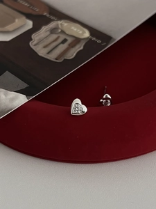 Gros plan de boucles d'oreilles en argent 925 en forme de cœur avec zircon clair