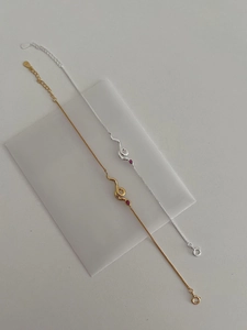 Makroansicht von S925 Sterlingsilber Schlangenarmbändern mit rotem Stein in Gold und Silber