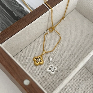 Collane con quadrifoglio in argento S925 con finitura opaca e dettagli diamantati