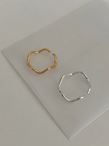 Detailed view of the irregular hammered texture on the gold and silver S925 rings