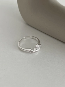 Macro d'une bague ajustable en argent 925 avec texture de vigne torsadée et poinçon S925