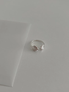 Detailed close-up of S925 sterling silver shell ring showing a polished finish