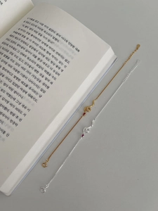 Detail von S925 Schlangenarmbändern in Gold und Silber mit roten Edelsteinen