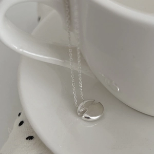 Collier minimaliste en argent S925 avec un pendentif géométrique circulaire poli