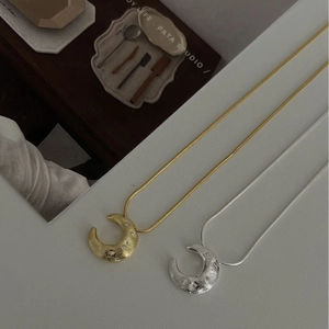 925 Sterling Silver Crescent Moon Pendant Necklace Hammered Texture Rhinestone Inlaid Elegant Snake Chain Women Jewelry