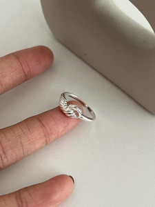 Vue détaillée de la bague torsadée en argent 925 avec design ouvert et réglable