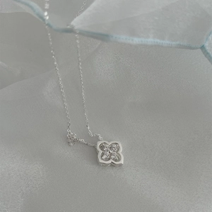 S925 sterling silver four-leaf clover pendant necklace with zircon on silk fabric