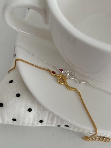 Details der S925 Silber-Schlangenhalsketten mit roten Tropfensteinen in Gold und Silber