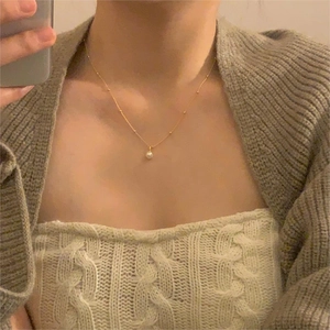 Minimalist S925 silver gold-plated necklace with freshwater pearl pendant on neck