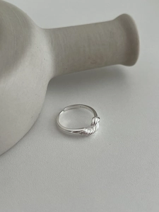 Détail d'une bague en argent sterling S925 avec design de vigne torsadée et anneau ouvert
