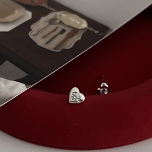 Boucles d'oreilles cœur en argent 925 avec zircons sur présentoir en velours rouge