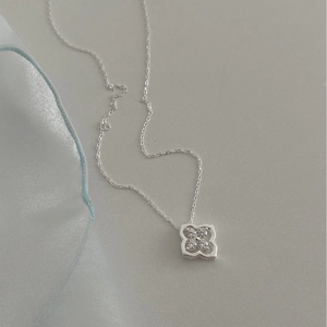 Elegant S925 sterling silver four-leaf flower pendant necklace with shimmering zircon stones