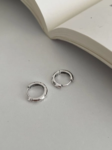 Détail macro de boucles d'oreilles huggie en argent S925 avec motifs d'étoiles vintage
