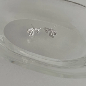 Boucles d'oreilles nœud en argent minimalistes avec texture en métal brossé