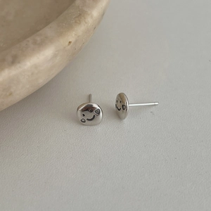 Orecchini a lobo con faccina sorridente in argento S925 dal design retrò minimalista