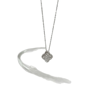 Elegant S925 sterling silver four-leaf flower pendant necklace with central zircon detail