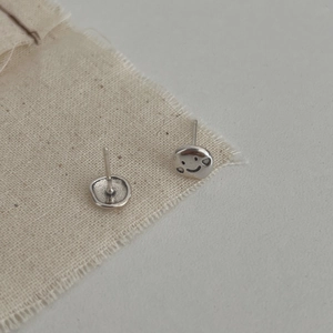 Orecchini a lobo minimalisti in argento S925 con faccina sorridente e finitura vintage