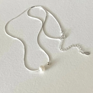Minimalist 925 sterling silver snake chain necklace featuring a natural freshwater pearl