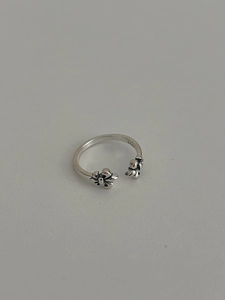 Gros plan d'une bague en argent S925 montrant le poinçon gravé et la texture vintage