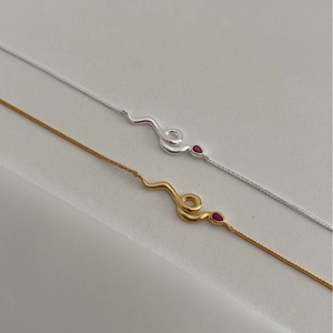 Minimalistische S925-Silber-Schlangenhalsketten in Gold und Silber mit rotem Edelstein