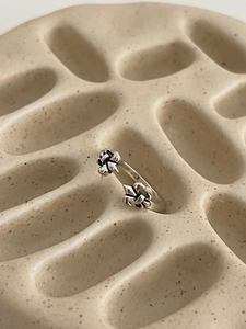 Vue macro de bague ajustable en argent S925 vintage avec motifs de fleurs de lys