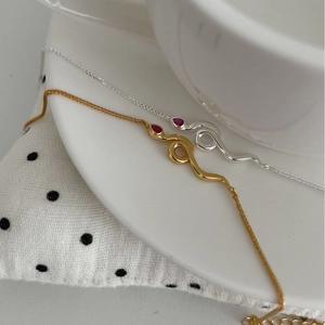 Elegantes S925 Silber Schlangen-Schmuckset in Gold und Silber mit rotem Edelstein