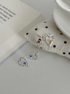 Detail of S925 silver heart stud earrings with hammered texture and zircon inlays