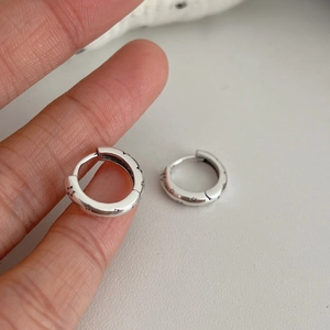 Boucles d'oreilles créoles en argent S925 avec motif étoile gravé et fermoir cliquet
